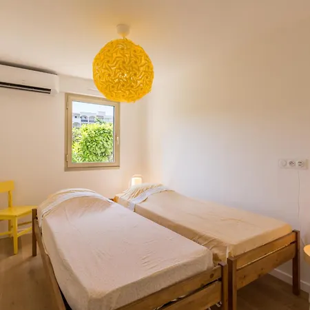 Rez De Jardin, Grande Terrasse Dans Avec Piscine * Antibes