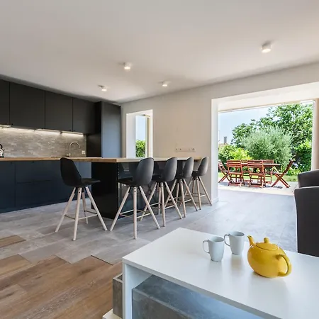 Rez De Jardin, Grande Terrasse Dans Avec Piscine Apartment